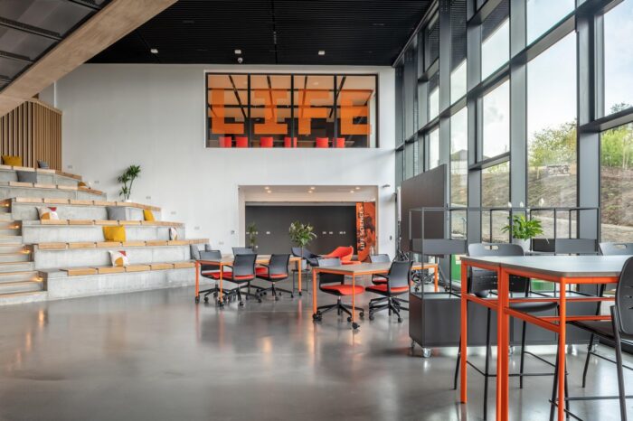 A relaxed meeting place in an atrium.